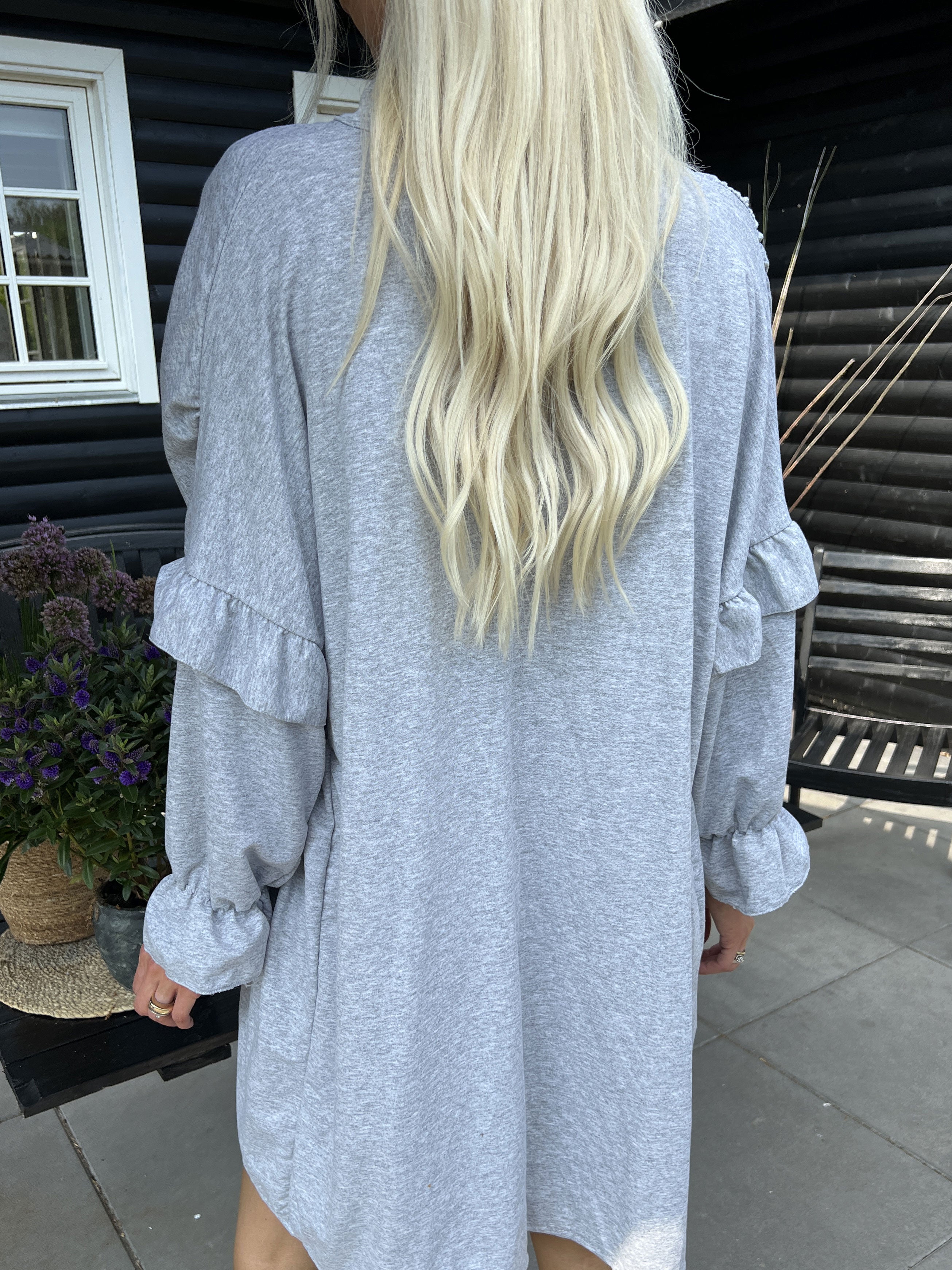 Monica Jersey - Sød joggingkjole med flæser